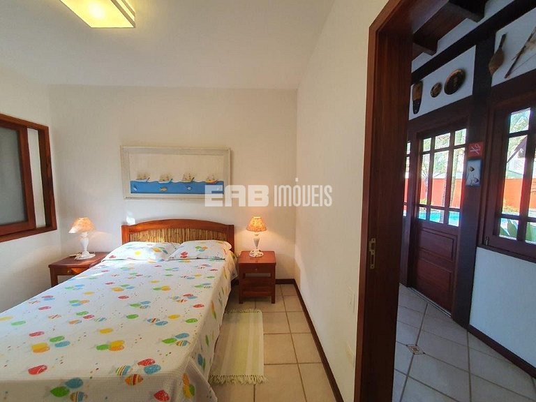 Casa de alto padrão, com piscina, a apenas 140m da praia de