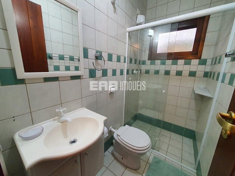 Casa de alto padrão, com piscina, a apenas 140m da praia de