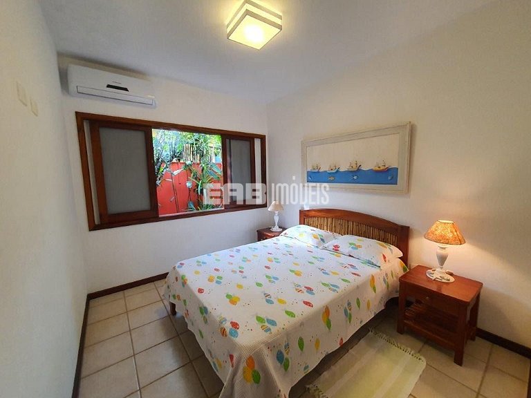 Casa de alto padrão, com piscina, a apenas 140m da praia de