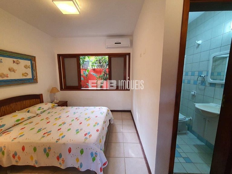 Casa de alto padrão, com piscina, a apenas 140m da praia de