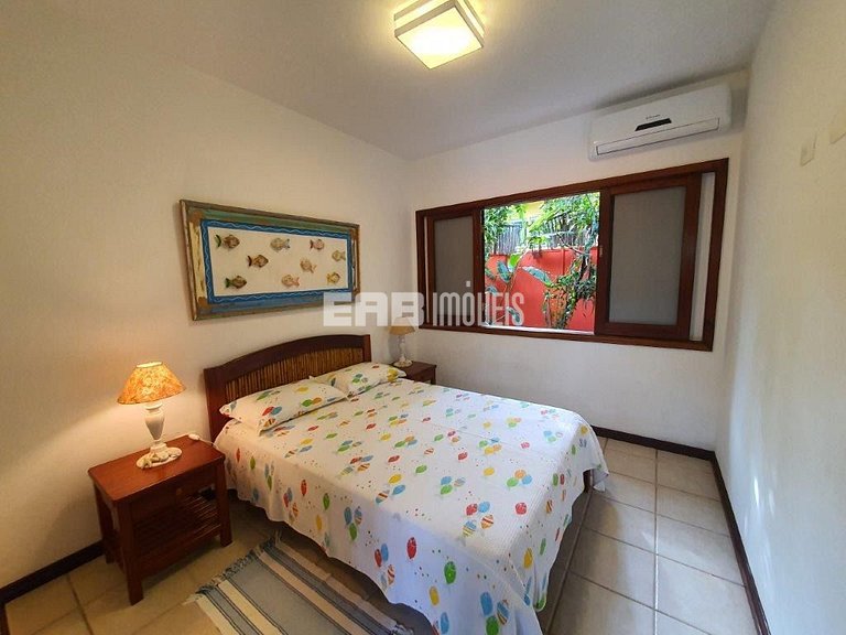 Casa de alto padrão, com piscina, a apenas 140m da praia de