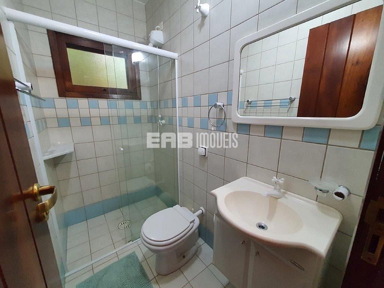 Casa de alto padrão, com piscina, a apenas 140m da praia de