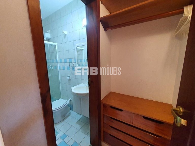 Casa de alto padrão, com piscina, a apenas 140m da praia de