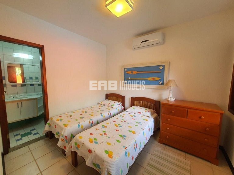 Casa de alto padrão, com piscina, a apenas 140m da praia de