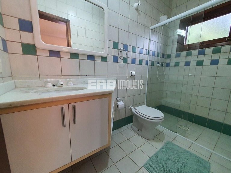 Casa de alto padrão, com piscina, a apenas 140m da praia de