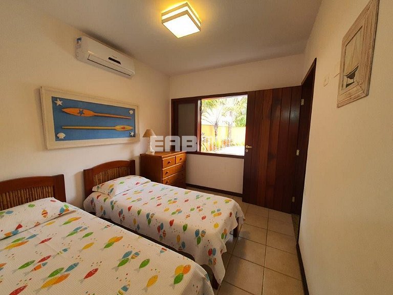 Casa de alto padrão, com piscina, a apenas 140m da praia de