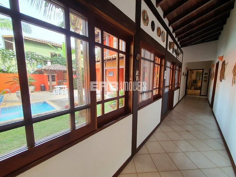Casa de alto padrão, com piscina, a apenas 140m da praia de