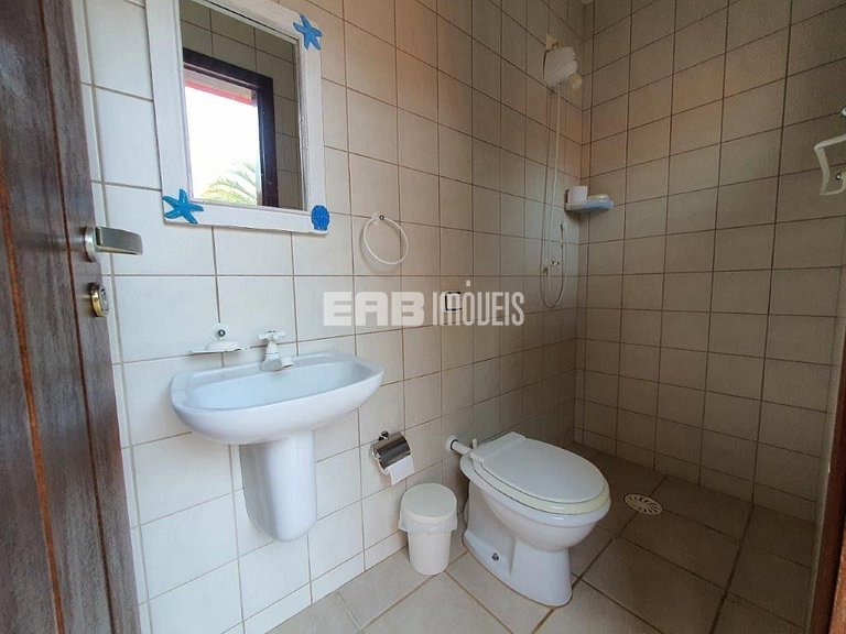 Casa de alto padrão, com piscina, a apenas 140m da praia de