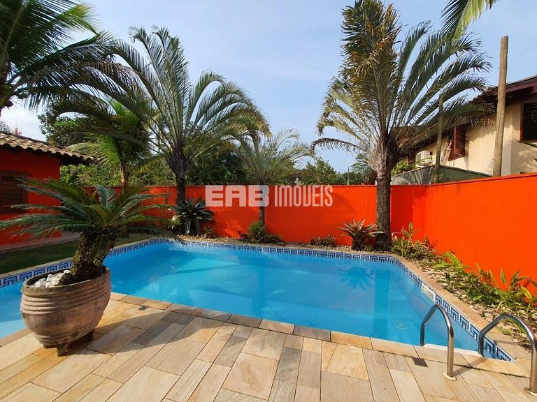 Casa de alto padrão, com piscina, a apenas 140m da praia de