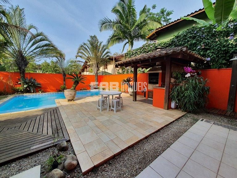 Casa de alto padrão, com piscina, a apenas 140m da praia de