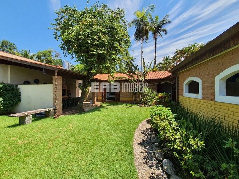 Casa com 3 dormitórios e churrasqueira na praia de Itamambuc