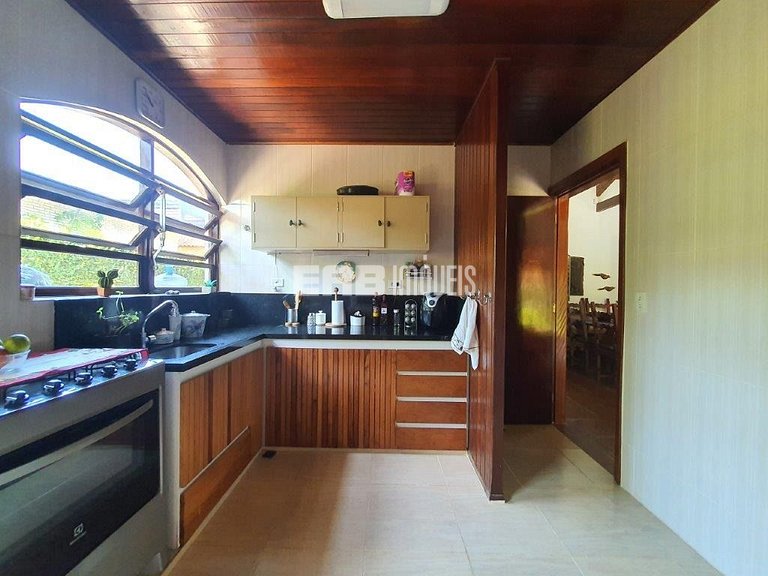 Casa com 3 dormitórios e churrasqueira na praia de Itamambuc