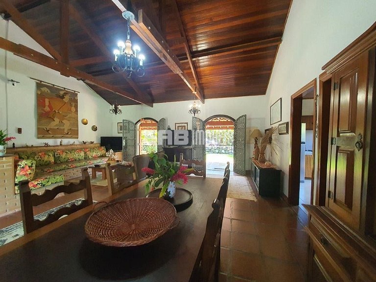 Casa com 3 dormitórios e churrasqueira na praia de Itamambuc