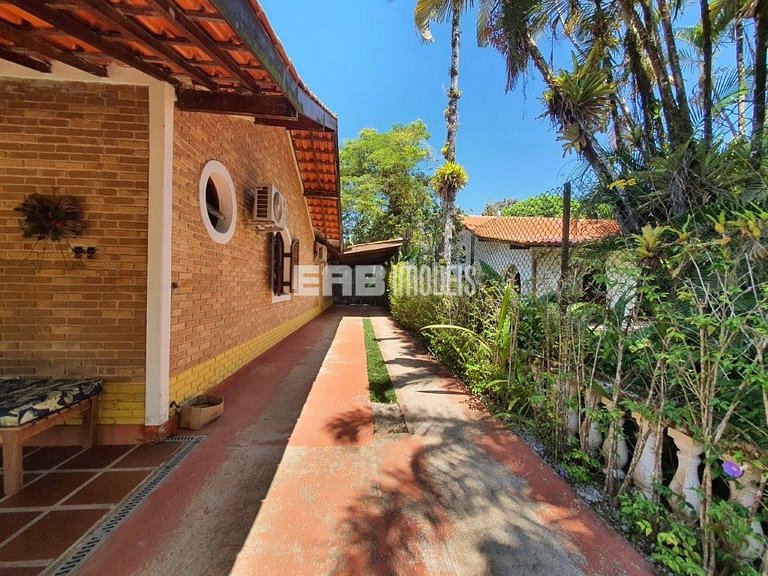 Casa com 3 dormitórios e churrasqueira na praia de Itamambuc