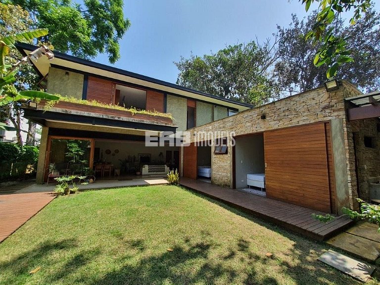 Casa sustentável a 70m da praia de Itamambuca