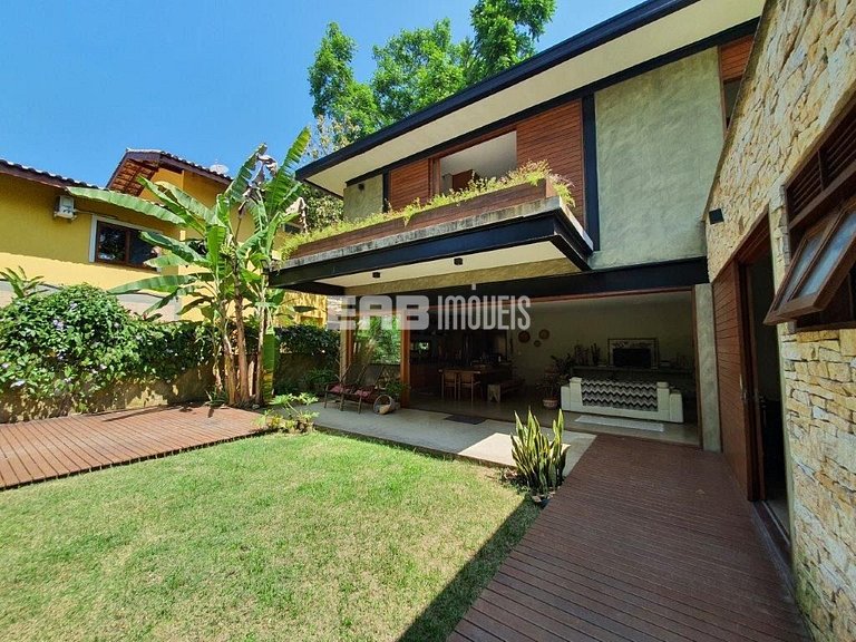 Casa sustentável a 70m da praia de Itamambuca