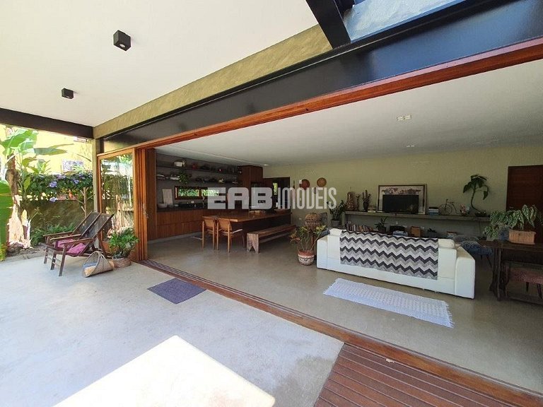 Casa sustentável a 70m da praia de Itamambuca