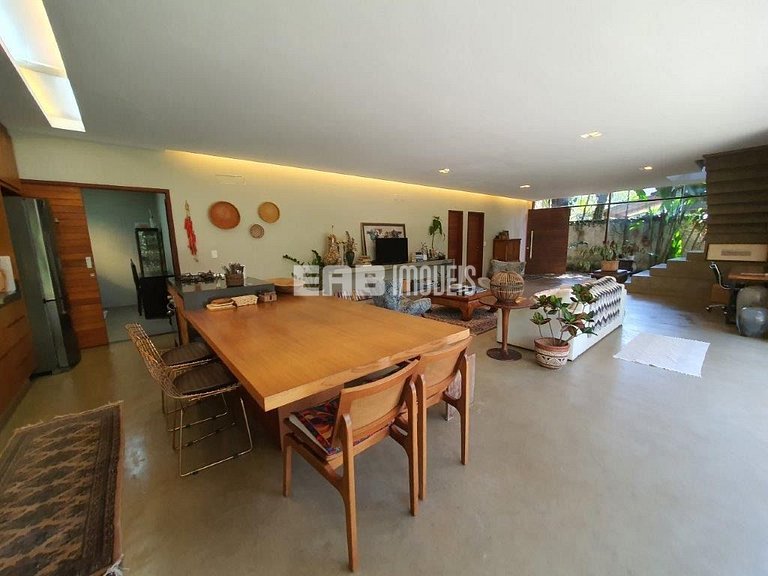 Casa sustentável a 70m da praia de Itamambuca