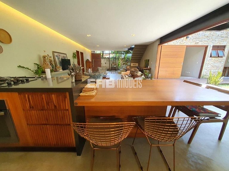 Casa sustentável a 70m da praia de Itamambuca