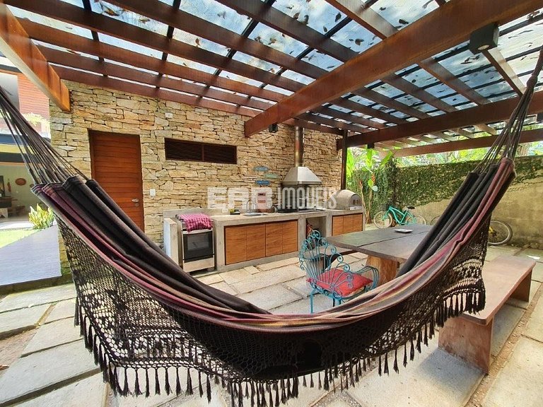 Casa sustentável a 70m da praia de Itamambuca