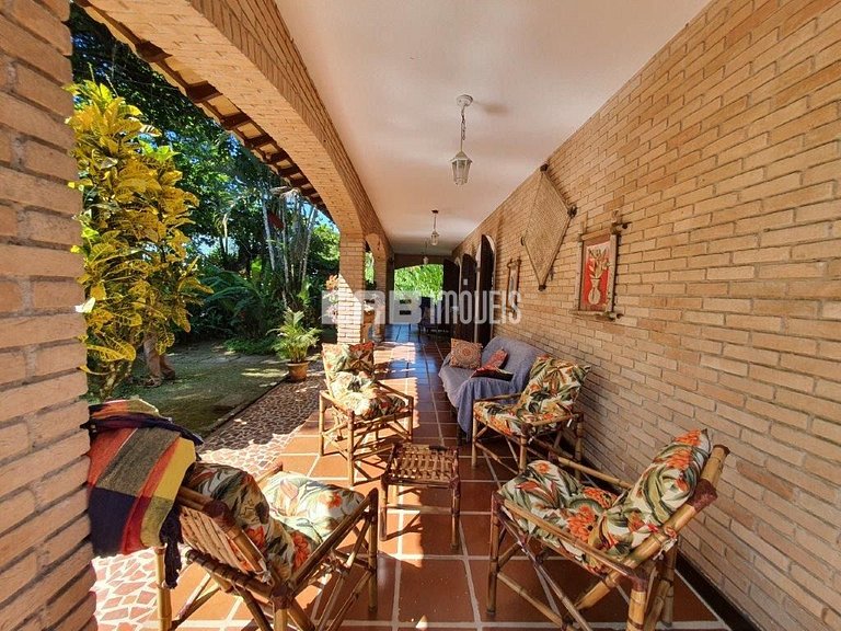 Casa com 3 dormitórios e churrasqueira a 80m do mar