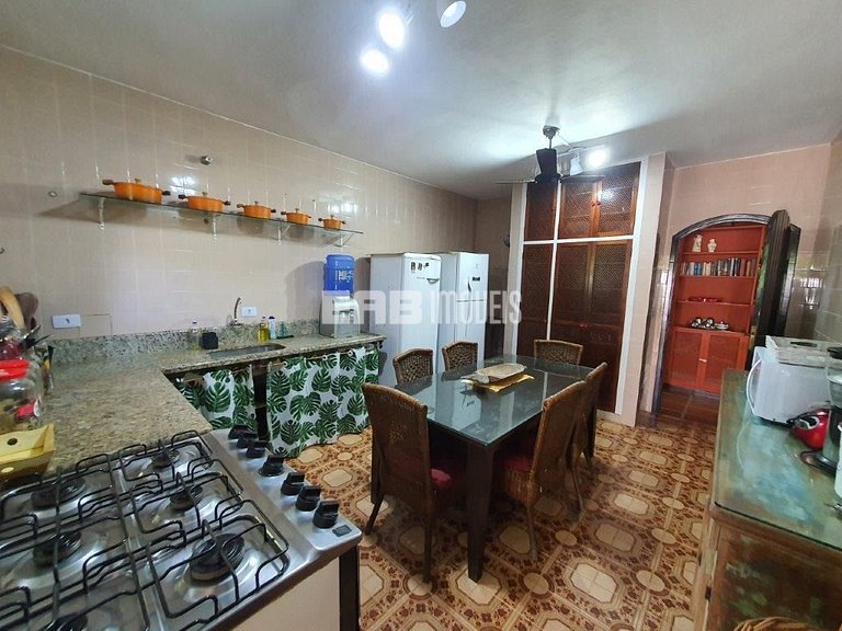 Casa com 3 dormitórios e churrasqueira a 80m do mar