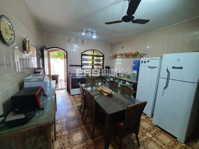 Casa com 3 dormitórios e churrasqueira a 80m do mar