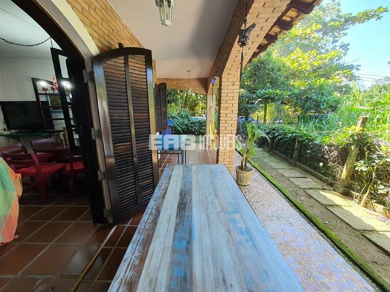 Casa com 3 dormitórios e churrasqueira a 80m do mar