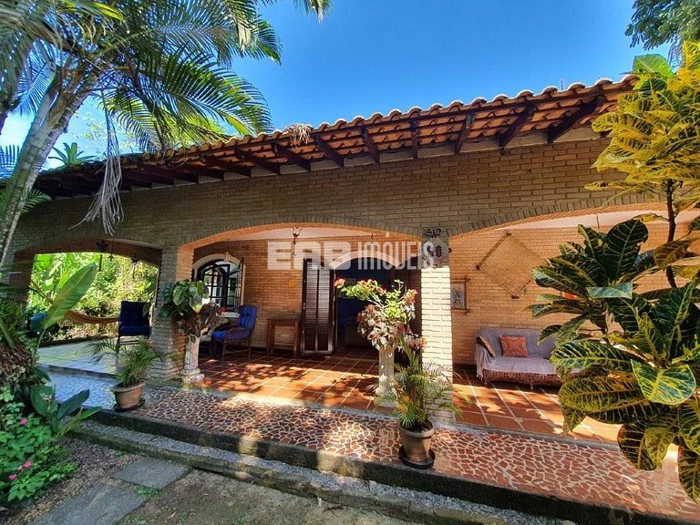 Casa com 3 dormitórios e churrasqueira a 80m do mar