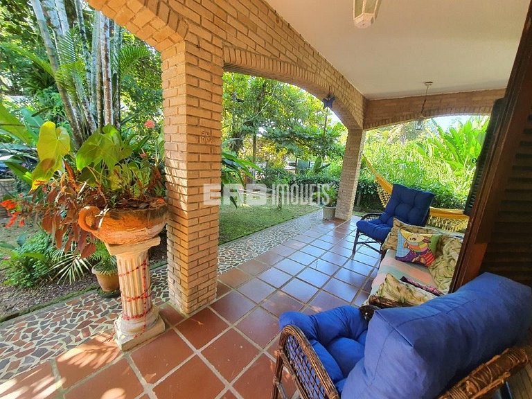 Casa com 3 dormitórios e churrasqueira a 80m do mar