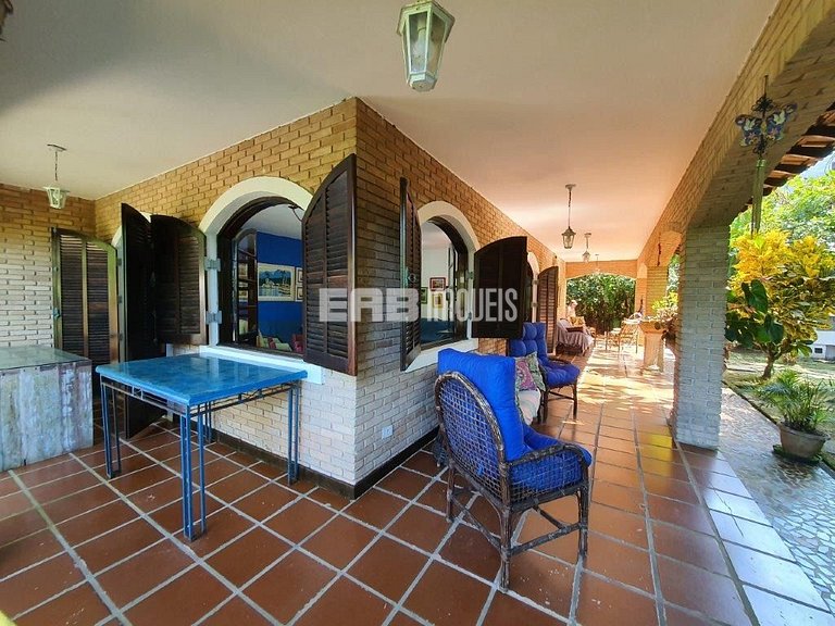 Casa com 3 dormitórios e churrasqueira a 80m do mar