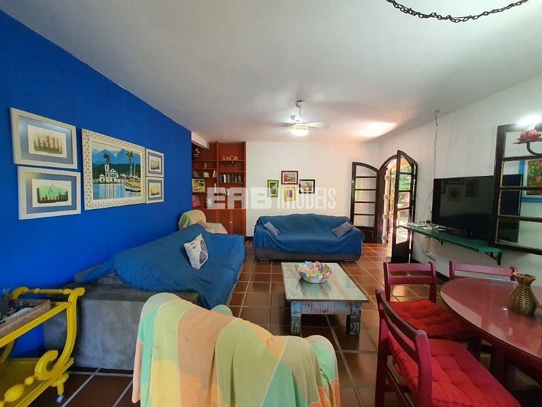 Casa com 3 dormitórios e churrasqueira a 80m do mar