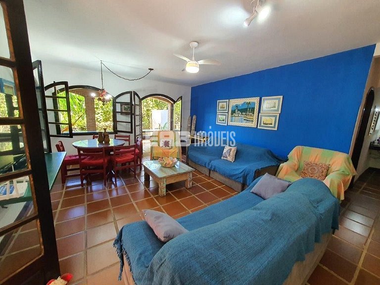 Casa com 3 dormitórios e churrasqueira a 80m do mar