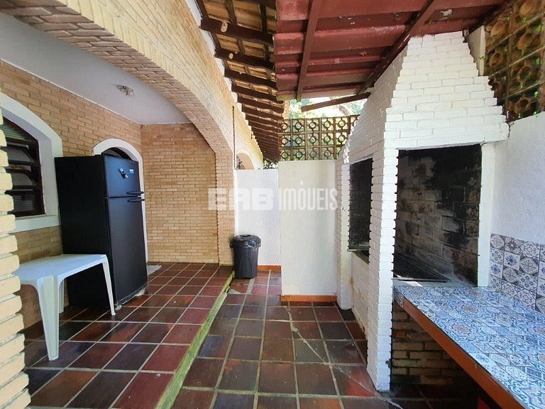 Casa com 3 dormitórios e churrasqueira a 80m do mar