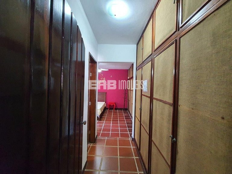 Casa com 3 dormitórios e churrasqueira a 80m do mar