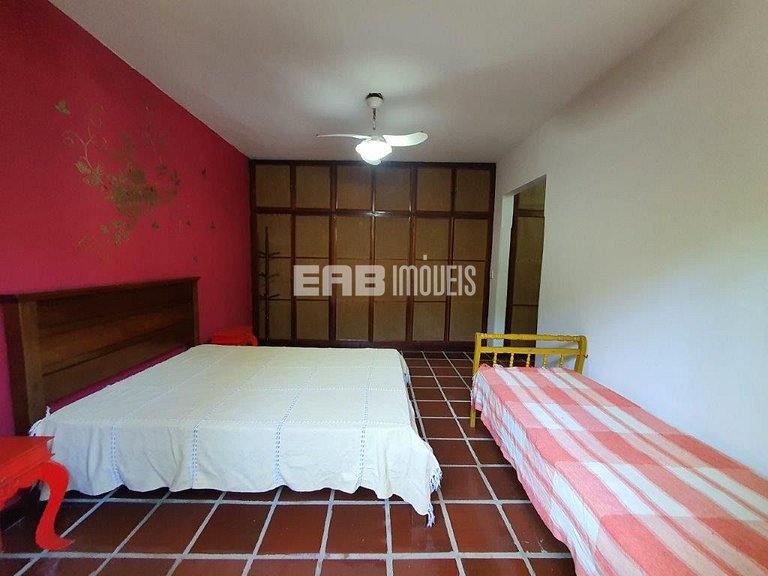 Casa com 3 dormitórios e churrasqueira a 80m do mar