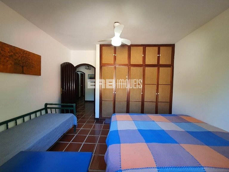 Casa com 3 dormitórios e churrasqueira a 80m do mar