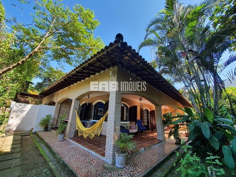 Casa com 3 dormitórios e churrasqueira a 80m do mar