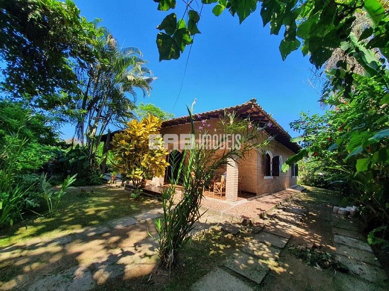 Casa com 3 dormitórios e churrasqueira a 80m do mar