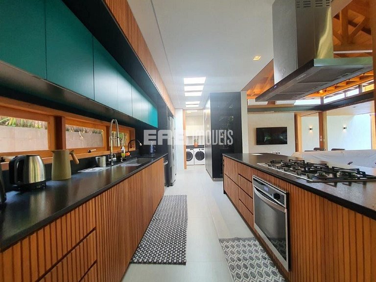 Casa de alto padrão com piscina, jacuzzi aquecida, sauna e c