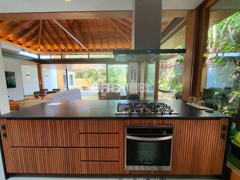 Casa de alto padrão com piscina, jacuzzi aquecida, sauna e c