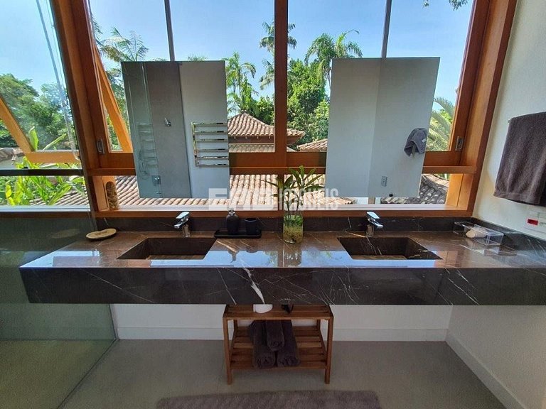 Casa de alto padrão com piscina, jacuzzi aquecida, sauna e c