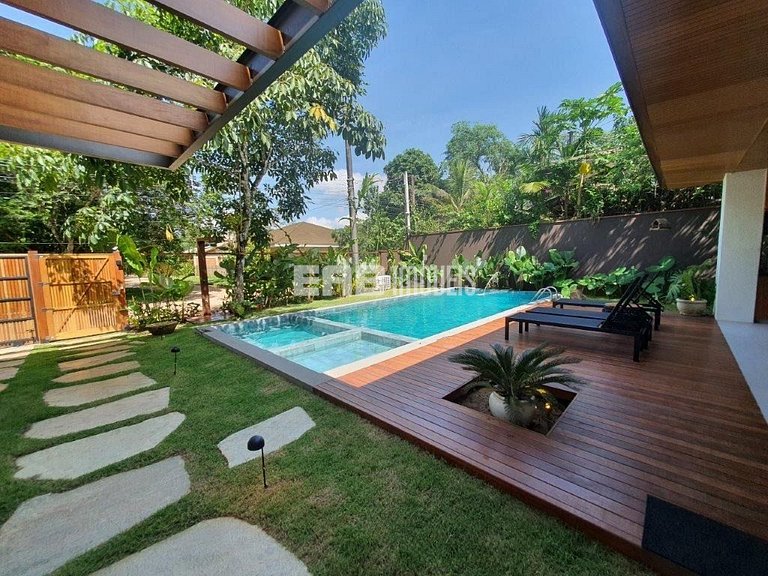 Casa de alto padrão com piscina, jacuzzi aquecida, sauna e c