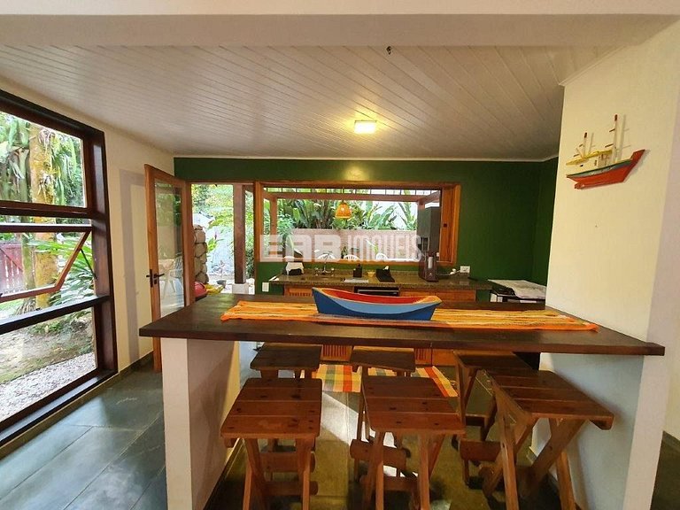 Casa para locação de temporada em Itamambuca. Acomoda até 9