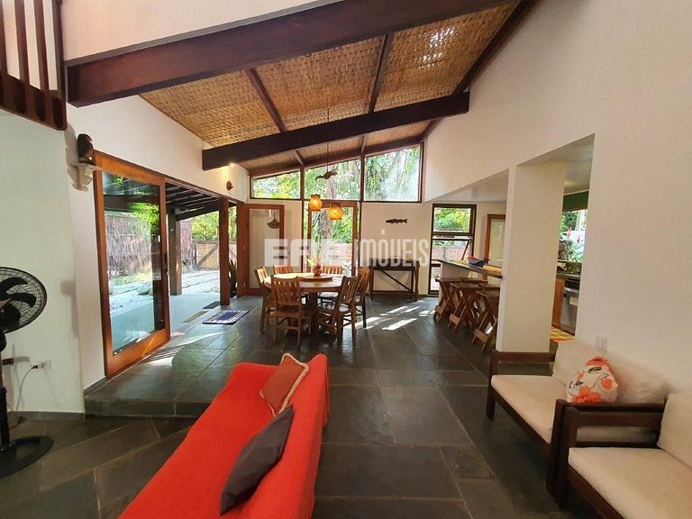 Casa para locação de temporada em Itamambuca. Acomoda até 9