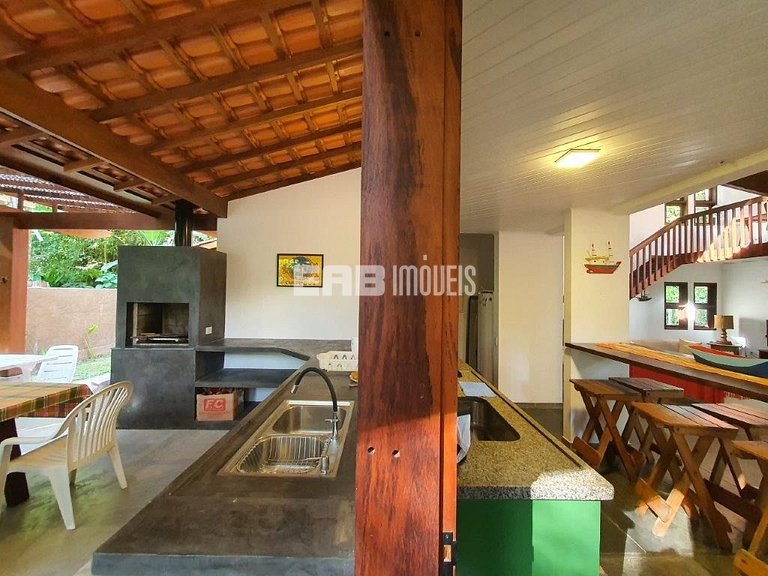 Casa para locação de temporada em Itamambuca. Acomoda até 9