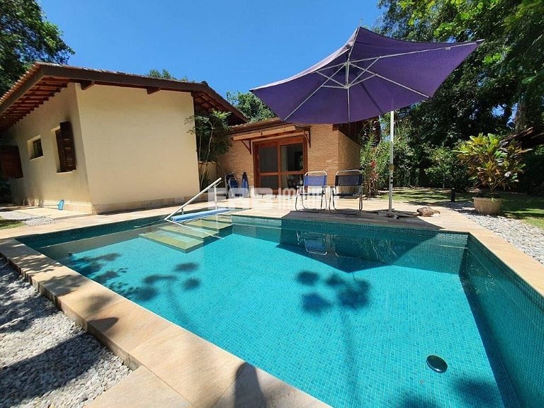 Uma delícia de casa de praia, bem iluminada e com piscina