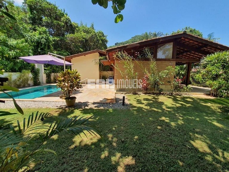 Uma delícia de casa de praia, bem iluminada e com piscina