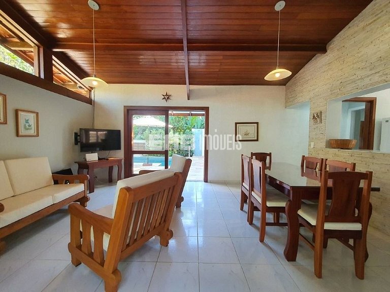 Uma delícia de casa de praia, bem iluminada e com piscina