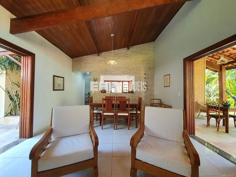 Uma delícia de casa de praia, bem iluminada e com piscina